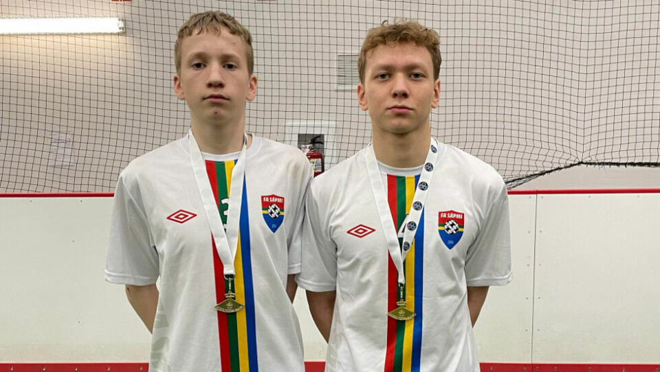 GULLGUTTER. Julian Olsen og Olov Johannes Blind var med på å spille Team Sápmi fram til gull i Arctic Winter Games i Canada. GULLGUTTER. Julian Olsen og Olov Johannes Blind var med på å spille Team Sápmi fram til gull i Arctic Winter Games i Canada. Foto: Wanja Blind