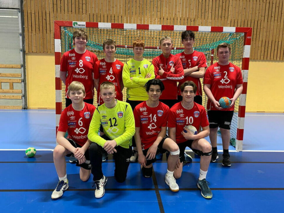 VALNESFJORD. Bak fra venstre Edvard Egerdahl, Aksel Hardy, Peter Mosti, Brage Dybvik, Jens Kristiansen Furnes, Andre Reinholdtsen. Foran fra venstre Andreas Kristiansen Furnes, Aron Mosti, Kaan Heldahl og Trym Birkeland. Leander Abrahamsen, Petter Abrahamsen og Halvor Bråthen var ikke tilstede da bildet ble tatt, men er med på laget. VALNESFJORD. Bak fra venstre Edvard Egerdahl, Aksel Hardy, Peter Mosti, Brage Dybvik, Jens Kristiansen Furnes, Andre Reinholdtsen. Foran fra venstre Andreas Kristiansen Furnes, Aron Mosti, Kaan Heldahl og Trym Birkeland. Leander Abrahamsen, Petter Abrahamsen og Halvor Bråthen var ikke tilstede da bildet ble tatt, men er med på laget. Foto: Valnesfjord IL