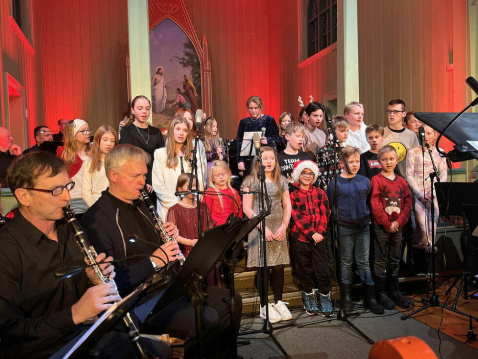 BARNEKOR. Elever fra Sulitjelma skole bidro med sang på tre numre under førjulskonserten torsdag. BARNEKOR. Elever fra Sulitjelma skole bidro med sang på tre numre under førjulskonserten torsdag. Foto: Espen Johansen