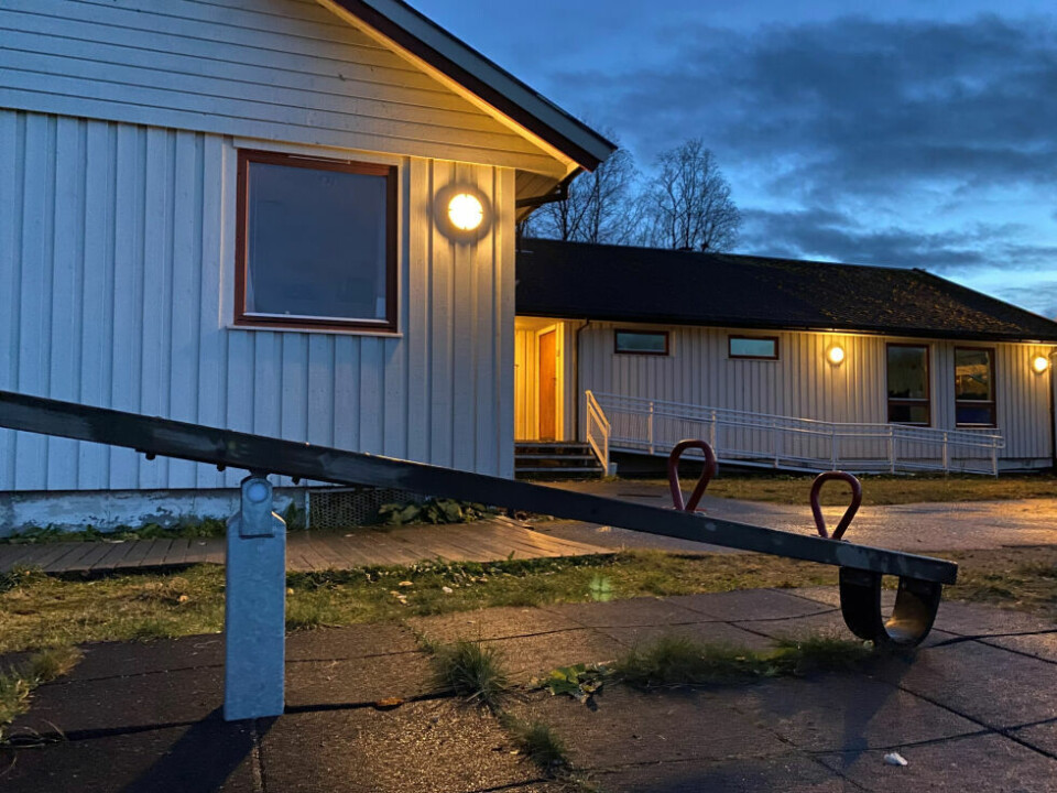 Løkta barnehage i Røsvik er foreslått samlokalisert med skolen. Nå skal saken utredes mer. Løkta barnehage i Røsvik er foreslått samlokalisert med skolen. Nå skal saken utredes mer. Foto: Eva S. Winther