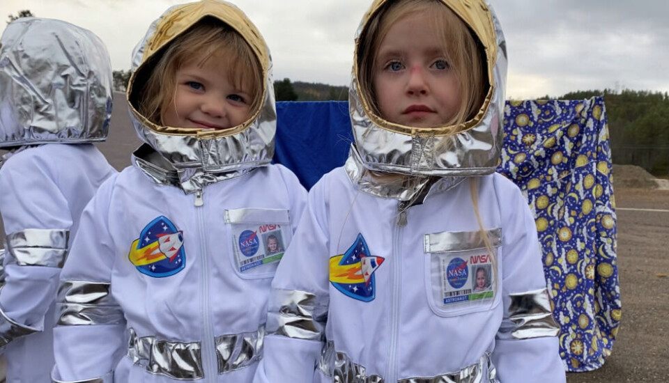 5-åringene Eva Finvik (t.v.) og Leah Lillegård syntes det var artig å reise til Mars. 5-åringene Eva Finvik (t.v.) og Leah Lillegård syntes det var artig å reise til Mars. Foto: Eva S. Winther