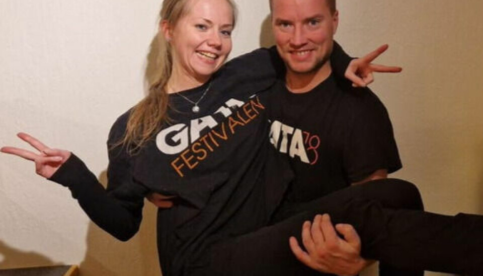 KLARE FOR Å FORTELLE. Inger og Morten Stavdal Trælnes er klare for å slippe de første fem artistene til Gatafestivalen kommende fredag på Fauske handelspark. KLARE FOR Å FORTELLE. Inger og Morten Stavdal Trælnes er klare for å slippe de første fem artistene til Gatafestivalen kommende fredag på Fauske handelspark. Foto: Privat