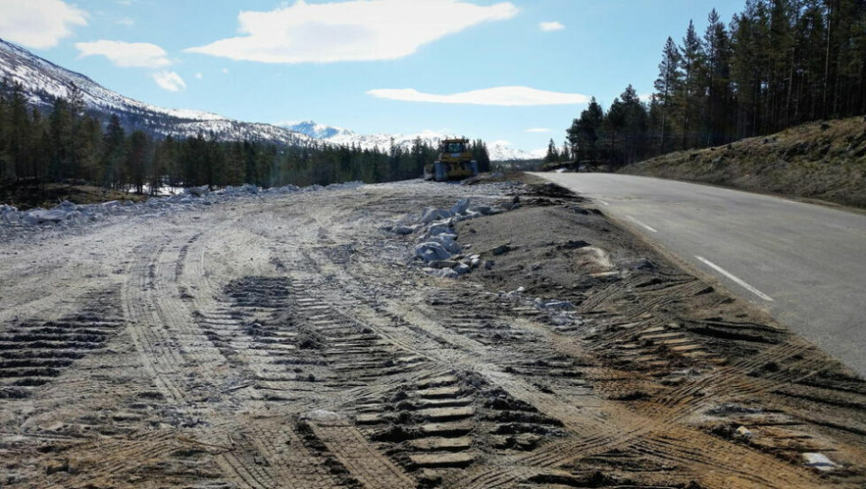 BYGGES UT. Den nye veien fra Sørelva til Borkamo er allerede godt forberedt med masser fra Kjernfjellet. Den nye veilinjen er utfylt parallelt med eksistrene E6 opp mot Saltfjellet. BYGGES UT. Den nye veien fra Sørelva til Borkamo er allerede godt forberedt med masser fra Kjernfjellet. Den nye veilinjen er utfylt parallelt med eksistrene E6 opp mot Saltfjellet. Foto: Statens vegvesen