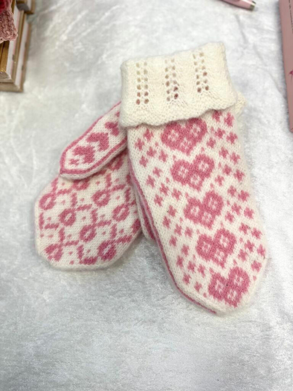 GAVE SOM VARMER. Disse vottene var det ei dame som kjøpte på auksjon og ga til Lill-Monica. GAVE SOM VARMER. Disse vottene var det ei dame som kjøpte på auksjon og ga til Lill-Monica. Foto: Lill-Monica Pedersen