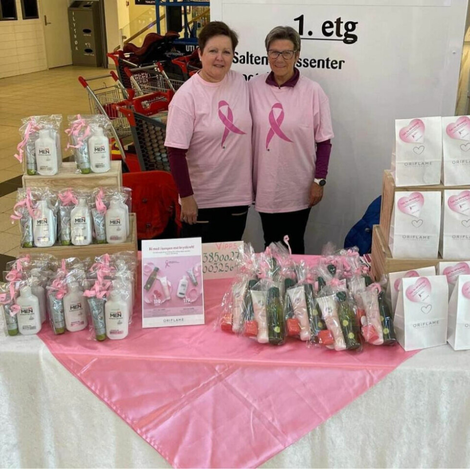 STORT ENGASJEMENT. (f.v.) Gerd Hansen og Evy Skau solgte produkter fra Oriflame til inntekt for Rosa Sløyfe aksjonen på Fauske Handelspark i oktober. STORT ENGASJEMENT. (f.v.) Gerd Hansen og Evy Skau solgte produkter fra Oriflame til inntekt for Rosa Sløyfe aksjonen på Fauske Handelspark i oktober. Foto: Utlånt