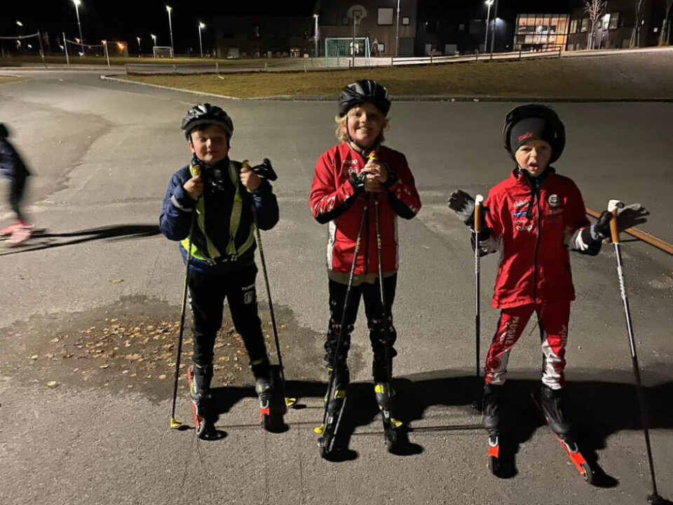 PÅ RULLESKI. Daniel Hhjemaas Lysvoll, Sigve Hunstad og Jonathan Hansen Skogen fikk seg en økt på rulleski torsdag og gleder seg til skisesongen starter. PÅ RULLESKI. Daniel Hhjemaas Lysvoll, Sigve Hunstad og Jonathan Hansen Skogen fikk seg en økt på rulleski torsdag og gleder seg til skisesongen starter. Foto: Fauske IL ski