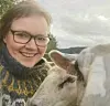 KJÆRLIGHET. Ann Guro Hansen har vokst opp med sau, og er utdannet fra Ås (NMBU). - Skal jeg koble helt ut, tar jeg en tur til sauene. De bryr seg ikke om tidsklemma, eksamener eller bekymringer, de er her og nå. Det er fint. Foto: Privat