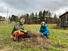 TRENGER HJELP. Nordland nasjonalparksenter er ute etter én eller flere som vil slå den regionalt viktige slåttemarka på Roparneset. På bildet faglig leder for natur ved senteret, Benny Sætermo, og Ellen Solheim, pedagogisk medarbeider og primus motor for slåttedagen. Foto: Alle foto: Eva S. Winther