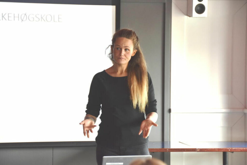 SKUFFET. Mathilde Winther var enormt skuffet over forslaget til statsbudsjett som ikke inneholdt midler til Sjunkhatten folkehøyskole. - Budsjettet er ikke vedtatt ennå, så politikerne skal få klar beskjed om at vi mener de prioriterer feil, sier hun. SKUFFET. Mathilde Winther var enormt skuffet over forslaget til statsbudsjett som ikke inneholdt midler til Sjunkhatten folkehøyskole. - Budsjettet er ikke vedtatt ennå, så politikerne skal få klar beskjed om at vi mener de prioriterer feil, sier hun. Foto: Linn Braseth-Gulliksen