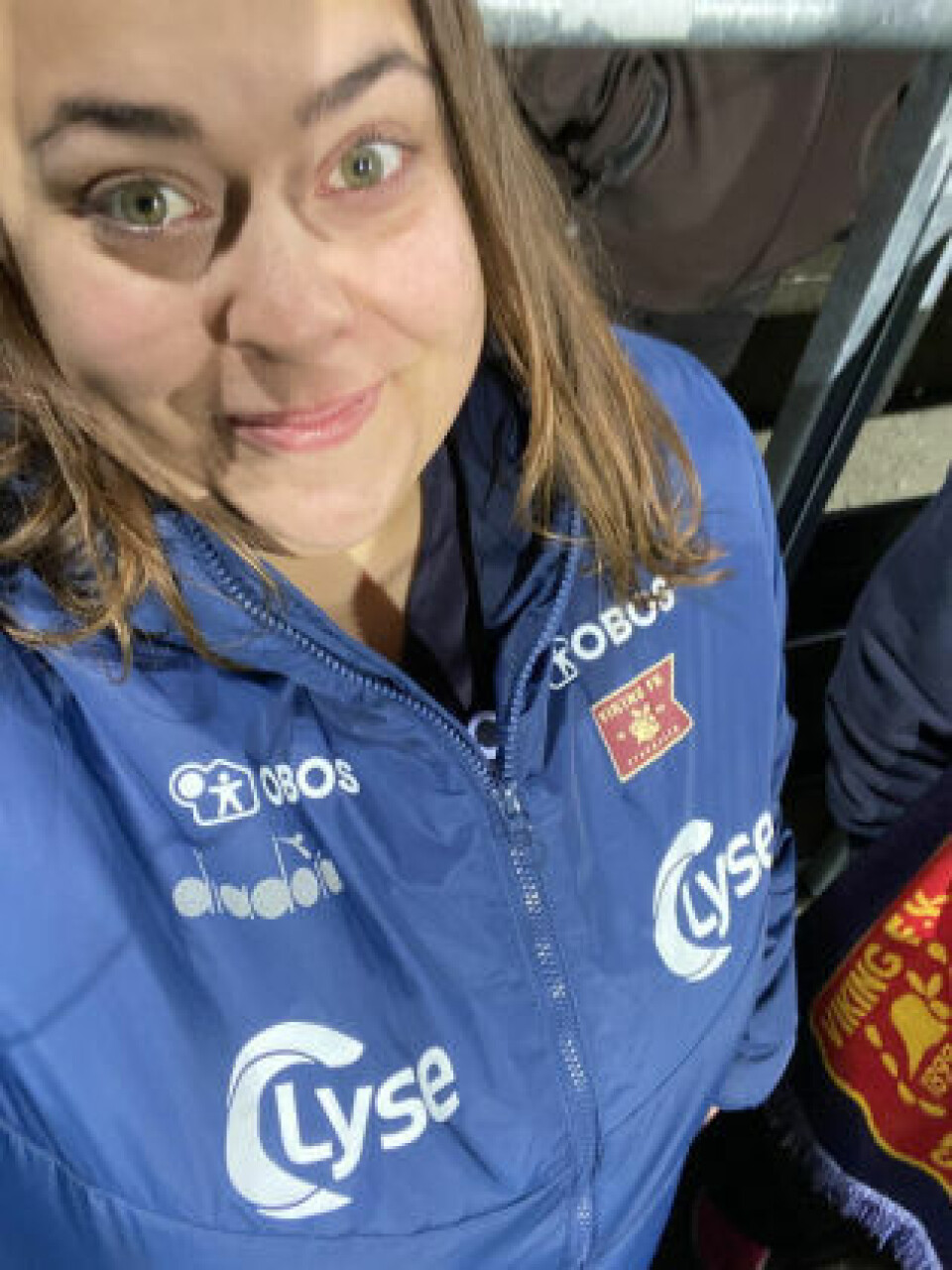 JAKKE. Babsi var veldig fornøyd da hun i helgen fikk jakken til Viking-spiller Kristoffer Løkberg. JAKKE. Babsi var veldig fornøyd da hun i helgen fikk jakken til Viking-spiller Kristoffer Løkberg. Foto: Foto: Barabara Holzer