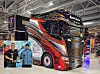 HELT TIL TOPPS. Erik Jensen og sønnen Nick Jensen har allerede sanket flere premier for glansbildet av en Scania, men helgas pokaler henger kanskje aller høyest. Da vant bilen Scandinavian Truck Trophy under Oslo Motorshow på Lillestrøm. Foto: Privat