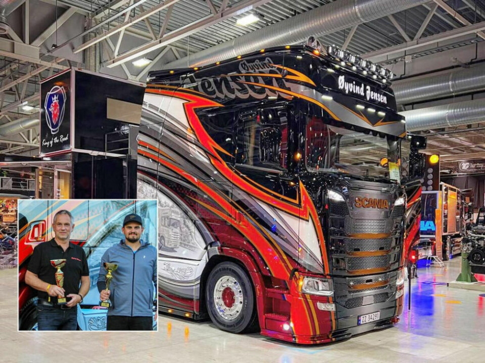 HELT TIL TOPPS. Erik Jensen og sønnen Nick Jensen har allerede sanket flere premier for glansbildet av en Scania, men helgas pokaler henger kanskje aller høyest. Da vant bilen Scandinavian Truck Trophy under Oslo Motorshow på Lillestrøm. HELT TIL TOPPS. Erik Jensen og sønnen Nick Jensen har allerede sanket flere premier for glansbildet av en Scania, men helgas pokaler henger kanskje aller høyest. Da vant bilen Scandinavian Truck Trophy under Oslo Motorshow på Lillestrøm. Foto: Privat