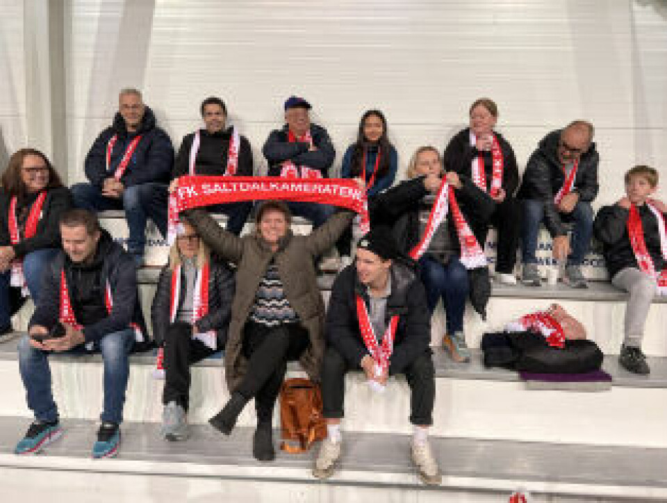 STØTTE. Heiagjengen fra Saltdal møtte opp i stort antall og med FKSK-flagg rundt halsen. STØTTE. Heiagjengen fra Saltdal møtte opp i stort antall og med FKSK-flagg rundt halsen. Foto: Espen Johansen