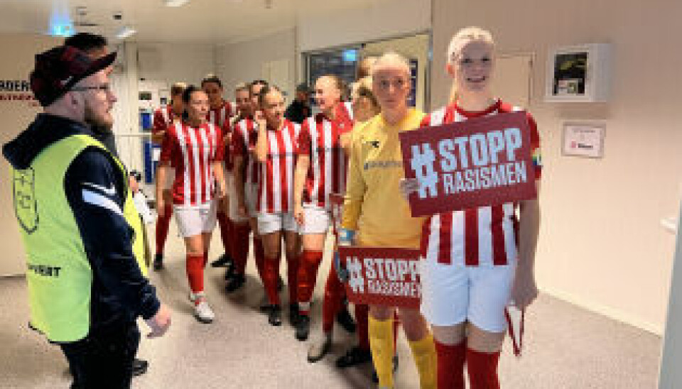 INNMARSJ. Kaptein Frida Testad ledet laget inn til KM-finalen og begge lag markerte et klart standpunkt mot rasisme i fotballen. INNMARSJ. Kaptein Frida Testad ledet laget inn til KM-finalen og begge lag markerte et klart standpunkt mot rasisme i fotballen. Foto: Espen Johansen