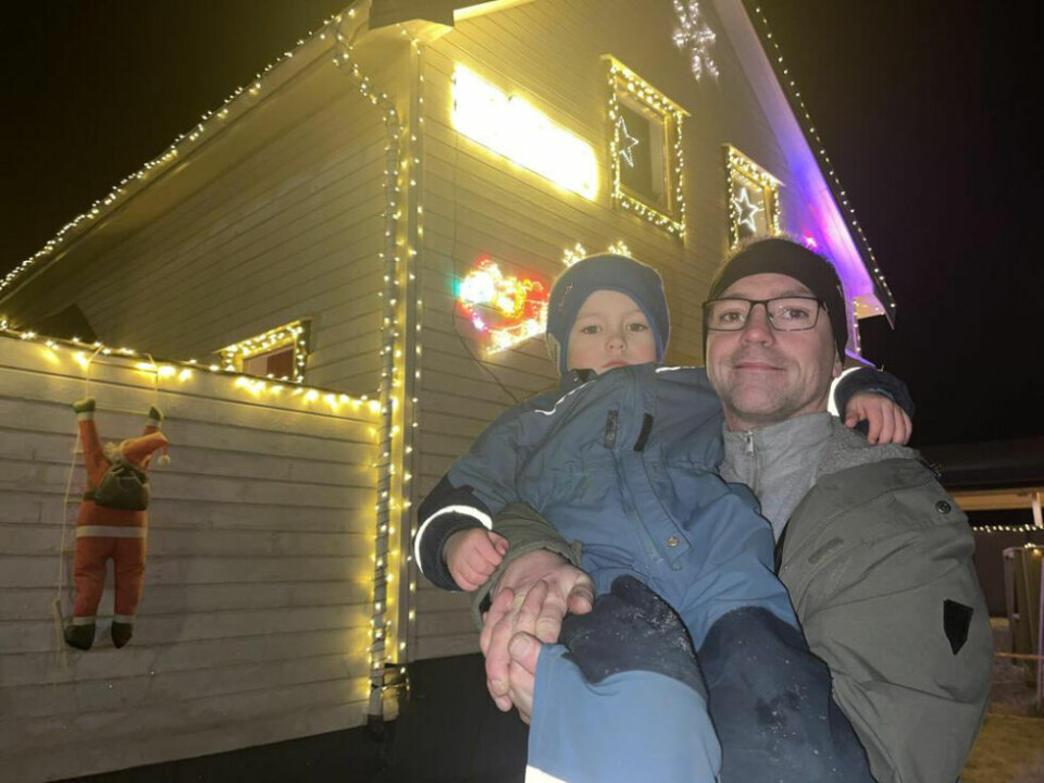 PAPPAS HJELPER. Christer Brendsholm har laget en tradisjon med å lyssette huset som ingen andre har maken til før jul. Med på laget er også sønnen Rudi på fire år som mer enn gjerne hjelper til. PAPPAS HJELPER. Christer Brendsholm har laget en tradisjon med å lyssette huset som ingen andre har maken til før jul. Med på laget er også sønnen Rudi på fire år som mer enn gjerne hjelper til. Foto: Helge Simonsen