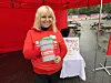 INNSAMLING MED ET SMIL. Hanne Myrvang er fylkesaksjonsleder i Nordland for årets TV-aksjon og kickstartet aksjonen under Gata-festivalen. Nå er det like før aksjonen begynner for alvor. Foto: Espen Johansen