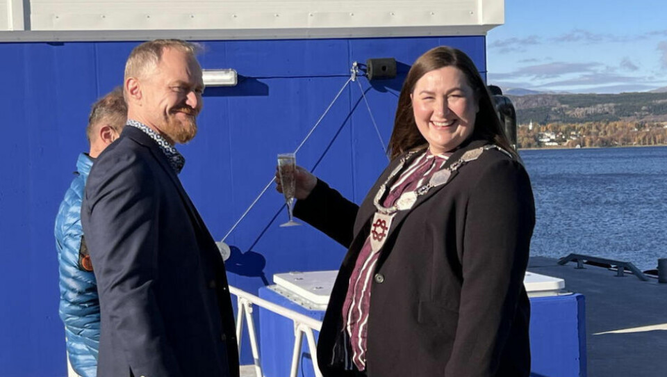 DØPT. Ordfører Marlen Rendall Berg er klar for å skvette champagnen - man er da miljøbevisste og knuser ikke flasken - og klippe snora og dermed ble Nordic Blu døpt i Skysselvika tirsdag formiddag. DØPT. Ordfører Marlen Rendall Berg er klar for å skvette champagnen - man er da miljøbevisste og knuser ikke flasken - og klippe snora og dermed ble Nordic Blu døpt i Skysselvika tirsdag formiddag. Foto: Espen Johansen