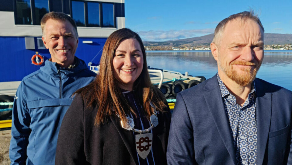 OMVISNING. Kristian Amundsen i Fauna (til venstre) var blant de første som fikk omvisning på Nordic Blu. Her sammen med ordfører Marlen Rendall Berg og styreleder i Wenberg fiskeoppdrett Geir Wenberg. OMVISNING. Kristian Amundsen i Fauna (til venstre) var blant de første som fikk omvisning på Nordic Blu. Her sammen med ordfører Marlen Rendall Berg og styreleder i Wenberg fiskeoppdrett Geir Wenberg. Foto: John-Christian Andreassen