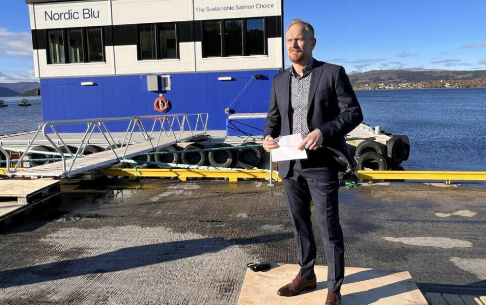 STOLT. Geir Wenberg hadde ikke i sine villeste fantasier sett for seg hvordan næringa skulle se ut i 2022 da de i en robåt i fjæra foret laksen for hånd for bare noen tiår siden. Nå tar de i bruk den mest moderne forflåten i verden. STOLT. Geir Wenberg hadde ikke i sine villeste fantasier sett for seg hvordan næringa skulle se ut i 2022 da de i en robåt i fjæra foret laksen for hånd for bare noen tiår siden. Nå tar de i bruk den mest moderne forflåten i verden. Foto: Espen Johansen