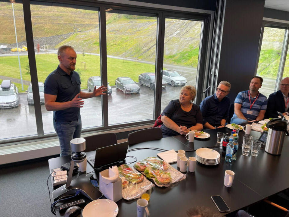 FORKLARTE. Geir Wenberg fortalte tidligere statsminister Erna Solberg om hvilke muligheter og utfordringer preger oppdrettsindustrien i nord. Tidligere fiskeriminister og nåværende ordførerkandidat i Bodø Odd-Emil Ingebrigtsen, varaordfører i Fauske Ronny Borge og Ketil Skår lytter også. FORKLARTE. Geir Wenberg fortalte tidligere statsminister Erna Solberg om hvilke muligheter og utfordringer preger oppdrettsindustrien i nord. Tidligere fiskeriminister og nåværende ordførerkandidat i Bodø Odd-Emil Ingebrigtsen, varaordfører i Fauske Ronny Borge og Ketil Skår lytter også. Foto: Helge Simonsen