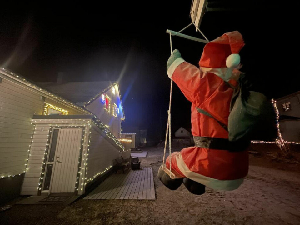 KALD VINTER. Det er ikke varmt i været på Rognan, men det varmer et julehjerte å se på alle lysene. KALD VINTER. Det er ikke varmt i været på Rognan, men det varmer et julehjerte å se på alle lysene. Foto: Helge Simonsen