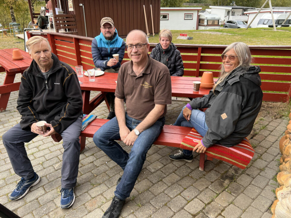 Denne gjengen var veldig godt fornøyde med maten og opplegget Tommy Edvardsen disket opp med i helgen. Fra venstre Jan Karlsen, Geir Jensen, Tommy Edvardsen, Wenche Karlsen og Hilde Johansen. Denne gjengen var veldig godt fornøyde med maten og opplegget Tommy Edvardsen disket opp med i helgen. Fra venstre Jan Karlsen, Geir Jensen, Tommy Edvardsen, Wenche Karlsen og Hilde Johansen. Foto: Espen Johansen