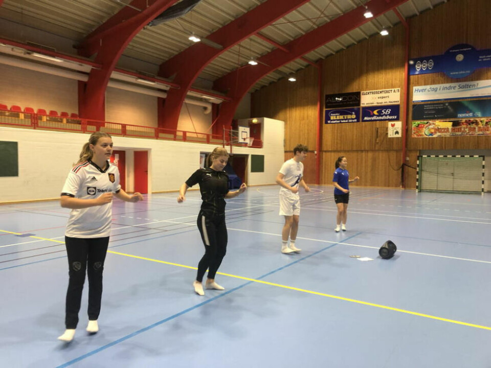 DANS. Emilie Braute, Regine Furre Henriksen, Stian Bjørkbom Willumstad og Emma Steensen leder dans med den fengende låten «Let`s twist again» som lett bakgrunnsmusikk. DANS. Emilie Braute, Regine Furre Henriksen, Stian Bjørkbom Willumstad og Emma Steensen leder dans med den fengende låten «Let`s twist again» som lett bakgrunnsmusikk. Foto: Fauske VGS