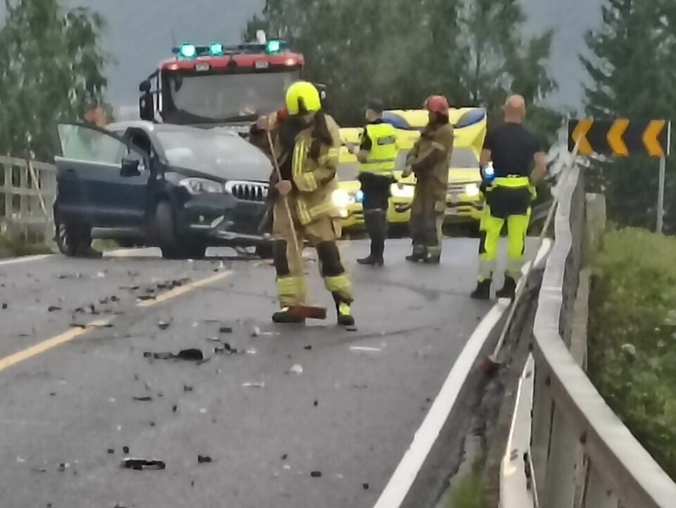 STORE SKADER. Ulykken skjedde på brua over jernbanen på Langset. Det var store materielle skader på kjøretøyene som var involvert, men bare mindre personskader. STORE SKADER. Ulykken skjedde på brua over jernbanen på Langset. Det var store materielle skader på kjøretøyene som var involvert, men bare mindre personskader. Foto: Arild Jensen