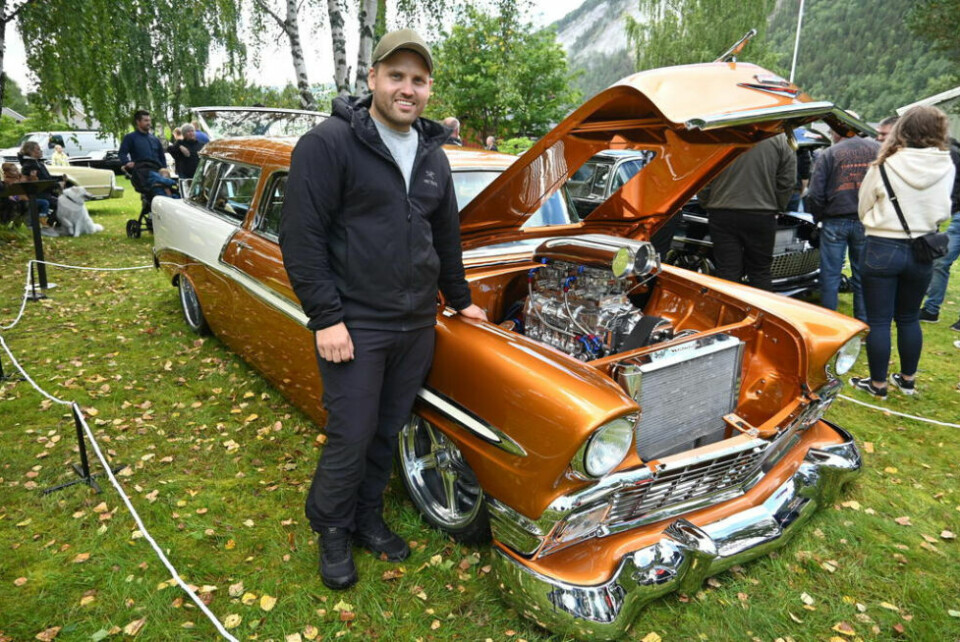 FLOTT BIL. Lasse Skår Hjemaas viste i helgen fram sin helt spesielle Chevrolet Bel Air Nomad. Alle foto: Stig Bjørnar KarlsenFAKTA. På ei plate ved bilen kunne man fordype seg i detaljer om den fine bilen.POPULÆR. Den flotte Chevroleten ble fort et midtpunkt på amcarutstillingen under Rognandagan.VETERAN. Bilen er over 60 år, og har de ti siste årene vært under stor forvandling. FLOTT BIL. Lasse Skår Hjemaas viste i helgen fram sin helt spesielle Chevrolet Bel Air Nomad. Alle foto: Stig Bjørnar Karlsen