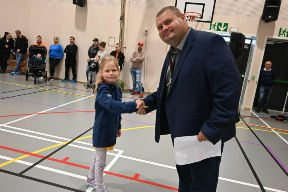 FØRSTE SKOLEDAG. Svend Håvard Bakken tok imot førsteklassinger for første gang. Ei av dem, Pernille Øverland Kildal. FØRSTE SKOLEDAG. Svend Håvard Bakken tok imot førsteklassinger for første gang. Ei av dem, Pernille Øverland Kildal. Foto: Stig Bjørnar Karlsen