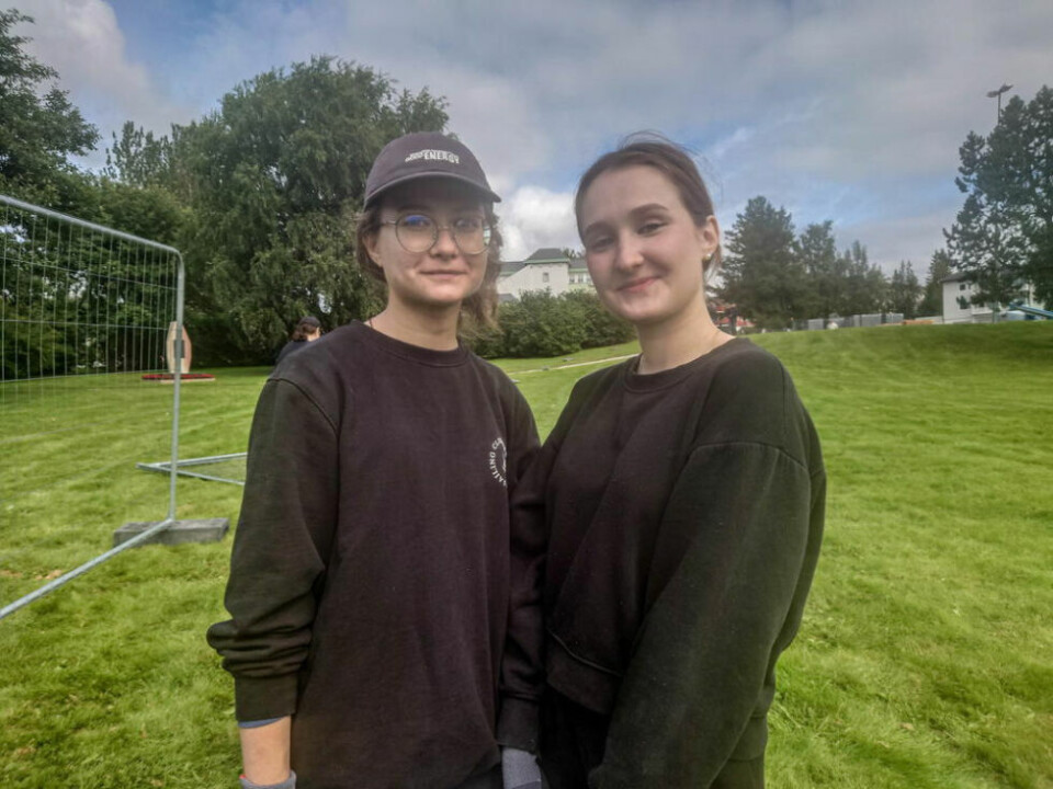 FRIVILLIG. Venninnene Daria Zhabina (t.v) og Lisa Lifanova er begge fra Kyiv, og har aldri vært med på festival før de kom til Norge. FRIVILLIG. Venninnene Daria Zhabina (t.v) og Lisa Lifanova er begge fra Kyiv, og har aldri vært med på festival før de kom til Norge. Foto: Anita Sjåvik