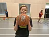 PRØVE LITT. Edvard (10) spiller litt basket på skolen, både i gymtimer og friminutt. Onsdag fikk han testet sporten med trenere fra basketklubben. Foto: Alle foto: Espen Johansen