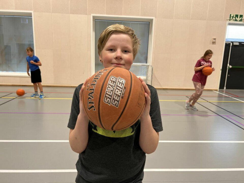 PRØVE LITT. Edvard (10) spiller litt basket på skolen, både i gymtimer og friminutt. Onsdag fikk han testet sporten med trenere fra basketklubben. PRØVE LITT. Edvard (10) spiller litt basket på skolen, både i gymtimer og friminutt. Onsdag fikk han testet sporten med trenere fra basketklubben. Foto: Alle foto: Espen Johansen