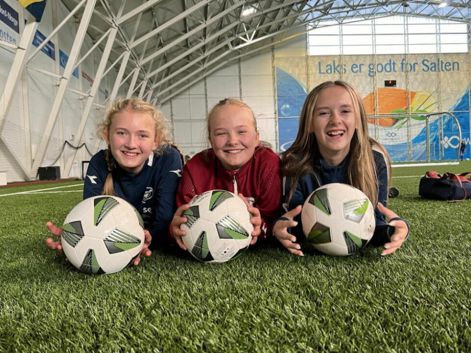 FORNØYDE. Adele Alexandersen, Hannah Sofie Hauan og Celina Thoresen Moretti hadde tre fine dager på fotballskole denne uka. - Vi har lært masse, sier de blide jentene. FORNØYDE. Adele Alexandersen, Hannah Sofie Hauan og Celina Thoresen Moretti hadde tre fine dager på fotballskole denne uka. - Vi har lært masse, sier de blide jentene. Foto: Espen Johansen
