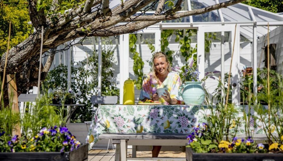 INNREDNING UTE. Et spisebord er plassert i vandrende skygge under den gamle pilen. - Her spiser familien ofte middag, forteller interiørarkitekt Leonor Juhl, som har mange tips til innredning ute. INNREDNING UTE. Et spisebord er plassert i vandrende skygge under den gamle pilen. - Her spiser familien ofte middag, forteller interiørarkitekt Leonor Juhl, som har mange tips til innredning ute. Foto: Adam Ihse / TT
