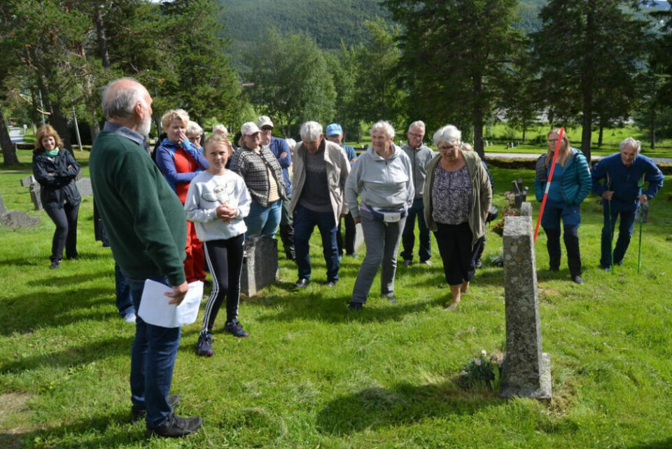 ANEKDOTER OM LEVD LIV. Randolv Gryt forteller små historier om menneskene bak navnet på gravsteinen under kirkegårdsvandringen på Skjerstad, lørdag. Her ligger far til Julius Breivik, ordfører til ut på 1950-tallet.MYSTISK STEIN. Denne steinen kan være en del av et gudebilde fra førkristen tid. Randolv Gryt har en teori om at dette er en del av en større stein. Steinen ble i sin tid funnet av Jon Bjørnar Alstad fra Skjerstad. ANEKDOTER OM LEVD LIV. Randolv Gryt forteller små historier om menneskene bak navnet på gravsteinen under kirkegårdsvandringen på Skjerstad, lørdag. Her ligger far til Julius Breivik, ordfører til ut på 1950-tallet.