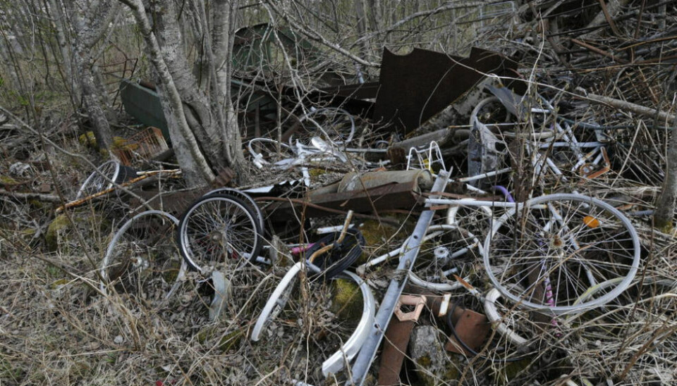 FYLLES PÅ. Den høyst private søppelfyllingen får påfyll fra mange her det er gamle sykkeldeler som dominerer sammen med annet jernskrot. *** Local Caption *** FYLLES PÅ. Den høyst private søppelfyllingen får påfyll fra mange her det er gamle sykkeldeler som dominerer sammen med annet jernskrot. FYLLES PÅ. Den høyst private søppelfyllingen får påfyll fra mange her det er gamle sykkeldeler som dominerer sammen med annet jernskrot. *** Local Caption *** FYLLES PÅ. Den høyst private søppelfyllingen får påfyll fra mange her det er gamle sykkeldeler som dominerer sammen med annet jernskrot. Foto: Arild Bjørnbakk