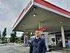 ESSO. Anders Leier kan fortelle at det er hektisk å være sjef for en bensinstasjon. Foto: Øyvind Finnevolden
