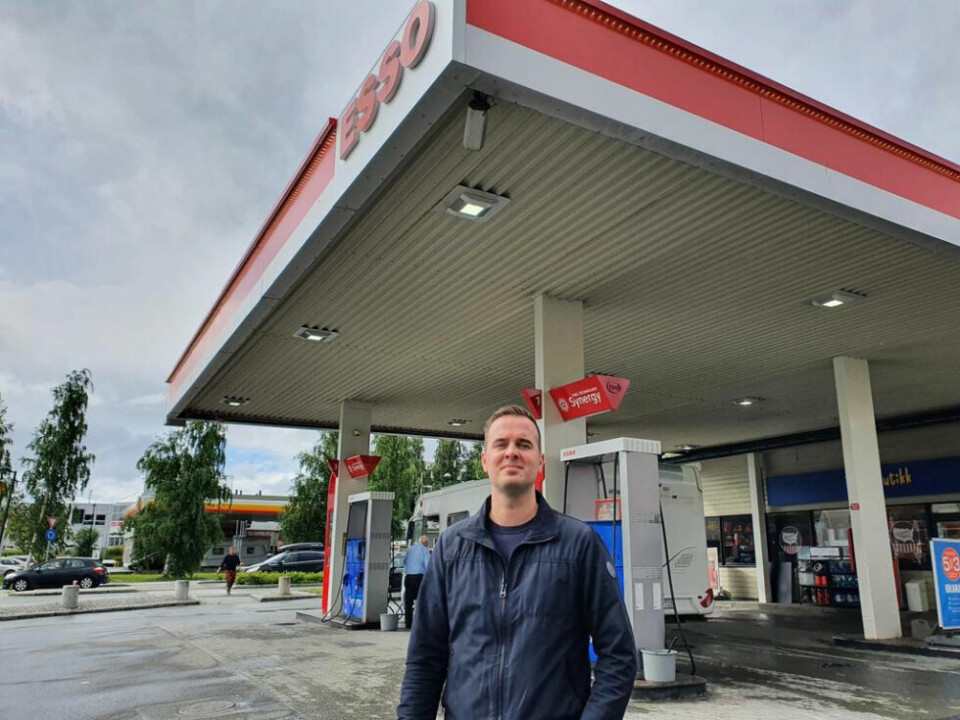 ESSO. Anders Leier kan fortelle at det er hektisk å være sjef for en bensinstasjon. ESSO. Anders Leier kan fortelle at det er hektisk å være sjef for en bensinstasjon. Foto: Øyvind Finnevolden
