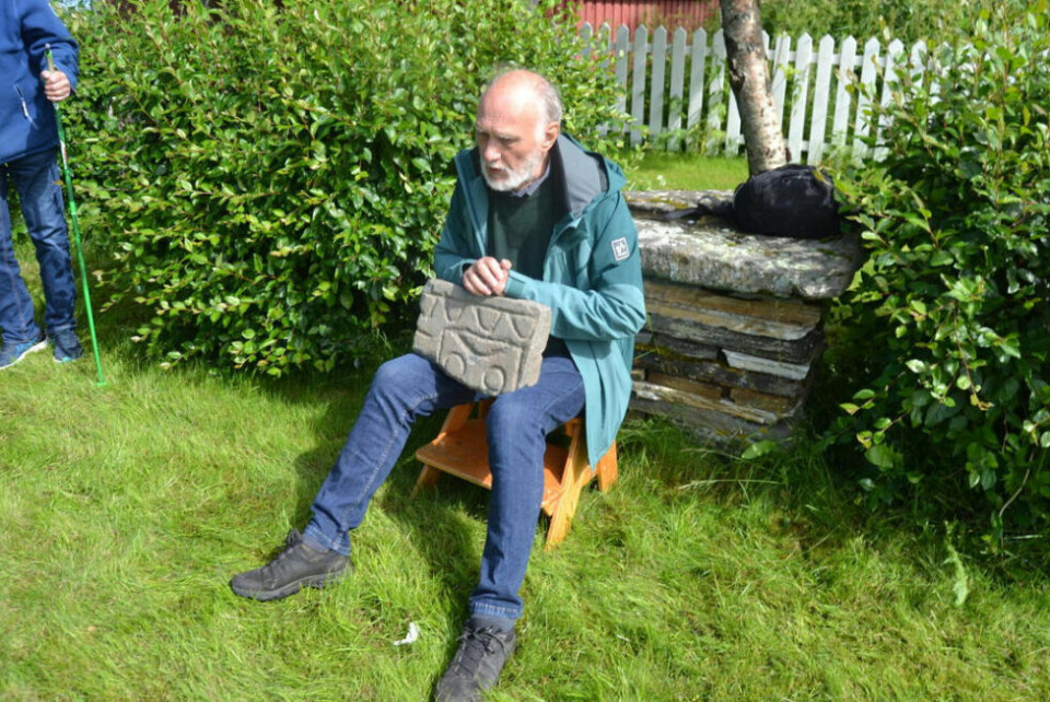 MYSTISK STEIN. Denne steinen kan være en del av et gudebilde fra førkristen tid. Randolv Gryt har en teori om at dette er en del av en større stein. Steinen ble i sin tid funnet av Jon Bjørnar Alstad fra Skjerstad. MYSTISK STEIN. Denne steinen kan være en del av et gudebilde fra førkristen tid. Randolv Gryt har en teori om at dette er en del av en større stein. Steinen ble i sin tid funnet av Jon Bjørnar Alstad fra Skjerstad. Foto: Foto: Ole Kristian Andreassen