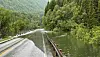 MYE VANN. Det er flom i fjellet i Nord-Norge. Det gir utslag som dette, der Hellarmovannet flommer over veien. Foto: Espen Johansen