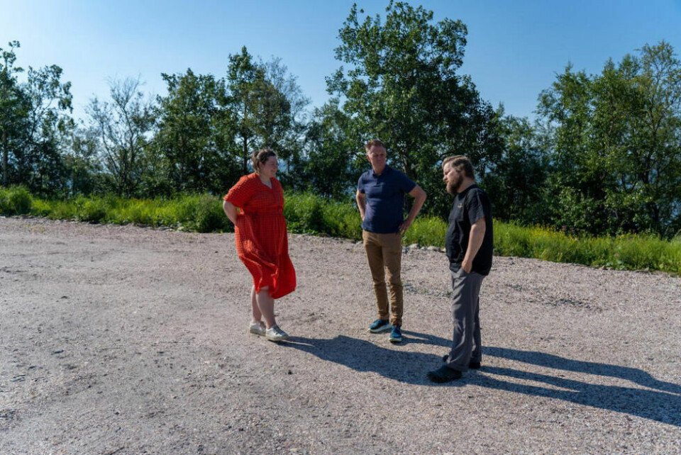 OMVISNING. Her viser eggleder Thuv (t.h.) ordfører Marlen Rendall Berg og daglig leder for Fauna FK Kristian Amundsen området rundt ny fjøsen. Dessverre er ikke hønene store nok til å gå ute enda. OMVISNING. Her viser eggleder Thuv (t.h.) ordfører Marlen Rendall Berg og daglig leder for Fauna FK Kristian Amundsen området rundt ny fjøsen. Dessverre er ikke hønene store nok til å gå ute enda.