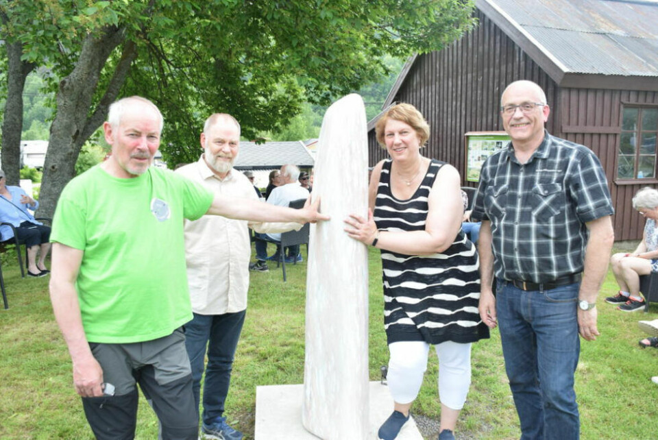 MIDT I VEIEN. Fra venstre ordfører Rune Berg, kunstner Kenn-Ole Moen, og Lisa Grimstad og Tommy Edvardsen fra Nordnes Kro og Camping. Her står de rundt skulpturen Moen har laget etter modell av en grensestein som sto der den gamle bygdeveien gikk. Alle foto: Eva S. WintherFRA GÅRD TIL CAMPING. Her kan man lese om både båtbyggerhistorie, tradisjonsmat, laksefiske og hvordan campingen har vokst fram.VANDRING. Tommy Edvardsen (t.h.) tok med seg gjestene på en historisk vandring rundt gården og campingen.PÅ BESØK. Sigrid Elise Lium og Trond Roger Berntsen med Kaia Elise på to måneder studerer infotavla om historien til gården og campingplassen.VANDRING. Tommy Edvardsen (t.h.) tok med seg gjestene på en historisk vandring rundt gården og campingen. Her ved bolighuset, der det ble drevet kiosk i den nærmeste delen. MIDT I VEIEN. Fra venstre ordfører Rune Berg, kunstner Kenn-Ole Moen, og Lisa Grimstad og Tommy Edvardsen fra Nordnes Kro og Camping. Her står de rundt skulpturen Moen har laget etter modell av en grensestein som sto der den gamle bygdeveien gikk. Alle foto: Eva S. Winther