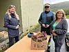 BLOMSTRENDE BEDRIFT. Kristine Mathisen tok med seg blomster fra gartneriet på Medås opp til Sulis der Ottar Skjellhaug og Karin Annie Eliassen var blant de som møtte opp til en hyggelig handel. Foto: Espen Johansen