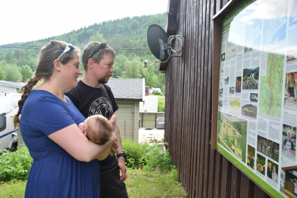 PÅ BESØK. Sigrid Elise Lium og Trond Roger Berntsen med Kaia Elise på to måneder studerer infotavla om historien til gården og campingplassen. PÅ BESØK. Sigrid Elise Lium og Trond Roger Berntsen med Kaia Elise på to måneder studerer infotavla om historien til gården og campingplassen.