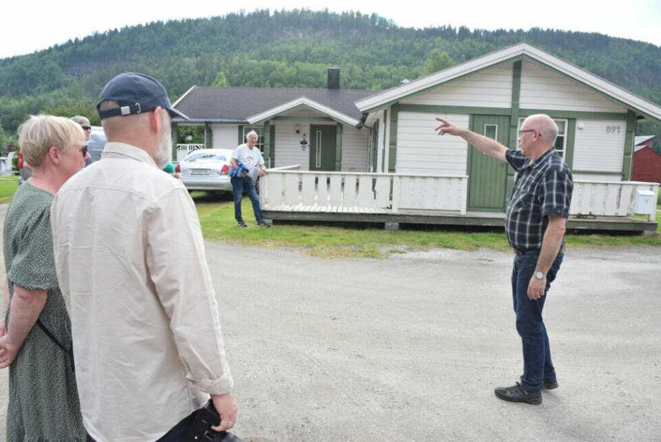 VANDRING. Tommy Edvardsen (t.h.) tok med seg gjestene på en historisk vandring rundt gården og campingen. Her ved bolighuset, der det ble drevet kiosk i den nærmeste delen. VANDRING. Tommy Edvardsen (t.h.) tok med seg gjestene på en historisk vandring rundt gården og campingen. Her ved bolighuset, der det ble drevet kiosk i den nærmeste delen.