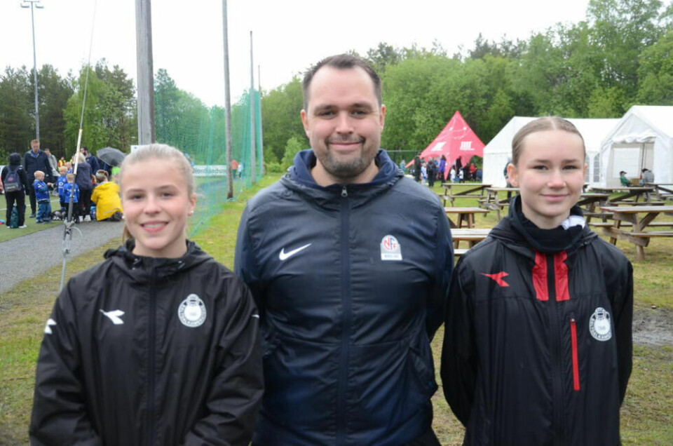 VIKTIGE. Uten dommere stopper fotballen opp. Jenny Henriette Storsletten og Thila Mikaelsen Bjørnli er relativt ferske som dommere, men klarte seg meget godt i helgens turnering, ifølge dommeransvarlig Joar Albrigtsen. VIKTIGE. Uten dommere stopper fotballen opp. Jenny Henriette Storsletten og Thila Mikaelsen Bjørnli er relativt ferske som dommere, men klarte seg meget godt i helgens turnering, ifølge dommeransvarlig Joar Albrigtsen. Foto: Espen Johansen