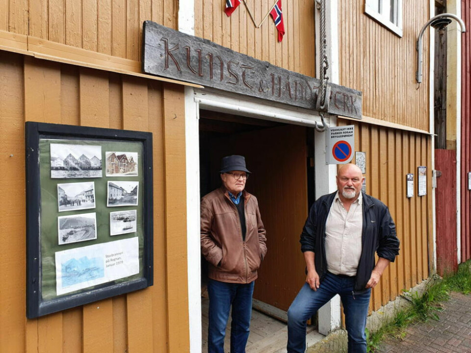 ILDSJEL. Ulf Bakke og Jan Dagfinn Monssen foran inngangen til brygga. ILDSJEL. Ulf Bakke og Jan Dagfinn Monssen foran inngangen til brygga. Foto: Øyvind Finnevolden