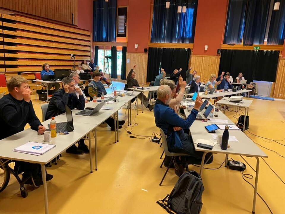 Kristin Hedstrøm (SV) og Eirik Stendal (Rødt) var de eneste som stemte for SV sitt forslag om å bruke mindre penger på låneavdrag for å slippe å kutte lærerstillinger til høsten. Kristin Hedstrøm (SV) og Eirik Stendal (Rødt) var de eneste som stemte for SV sitt forslag om å bruke mindre penger på låneavdrag for å slippe å kutte lærerstillinger til høsten. Foto: Eva S. Winther