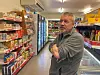 FLERE KUNDER. Svein Bækkevold mener at de har en stor fordel ved at trafikken fortsatt skal gå forbi under byggingen av ny E6, og håper butikken kan få en oppsving da. Foto: Helge Simonsen